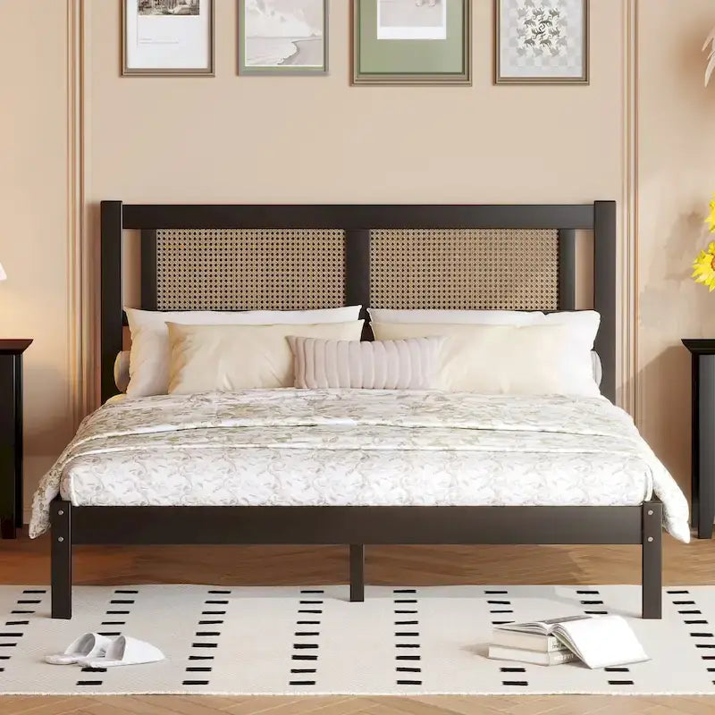 Lit plateforme Queen en bois avec tête de lit en rotin naturel, élégance exquise et charme minimaliste pour la chambre à coucher