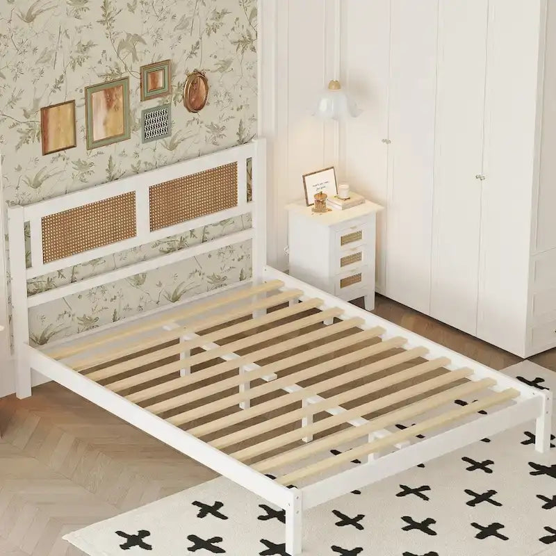 Lit plateforme Queen en bois avec tête de lit en rotin naturel, élégance exquise et charme minimaliste pour la chambre à coucher