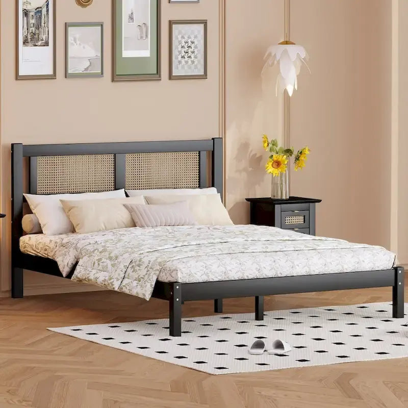 Lit plateforme Queen en bois avec tête de lit en rotin naturel, élégance exquise et charme minimaliste pour la chambre à coucher