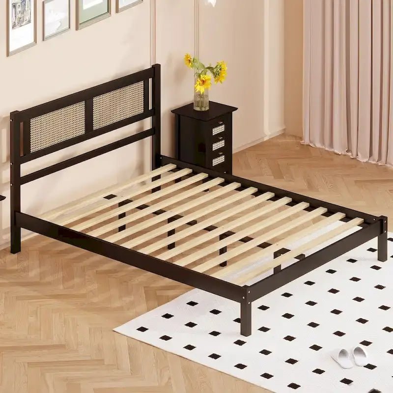 Lit plateforme Queen en bois avec tête de lit en rotin naturel, élégance exquise et charme minimaliste pour la chambre à coucher